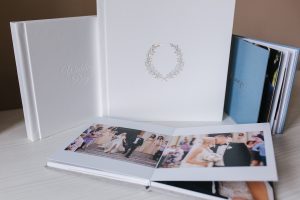 8 Simple Ways to Share Your Wedding Photos With Guests | Honcho