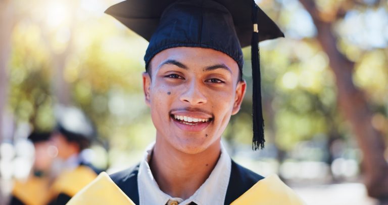 70+ Graduation Photo Ideas, Poses and Tips for Stunning Shots | Honcho