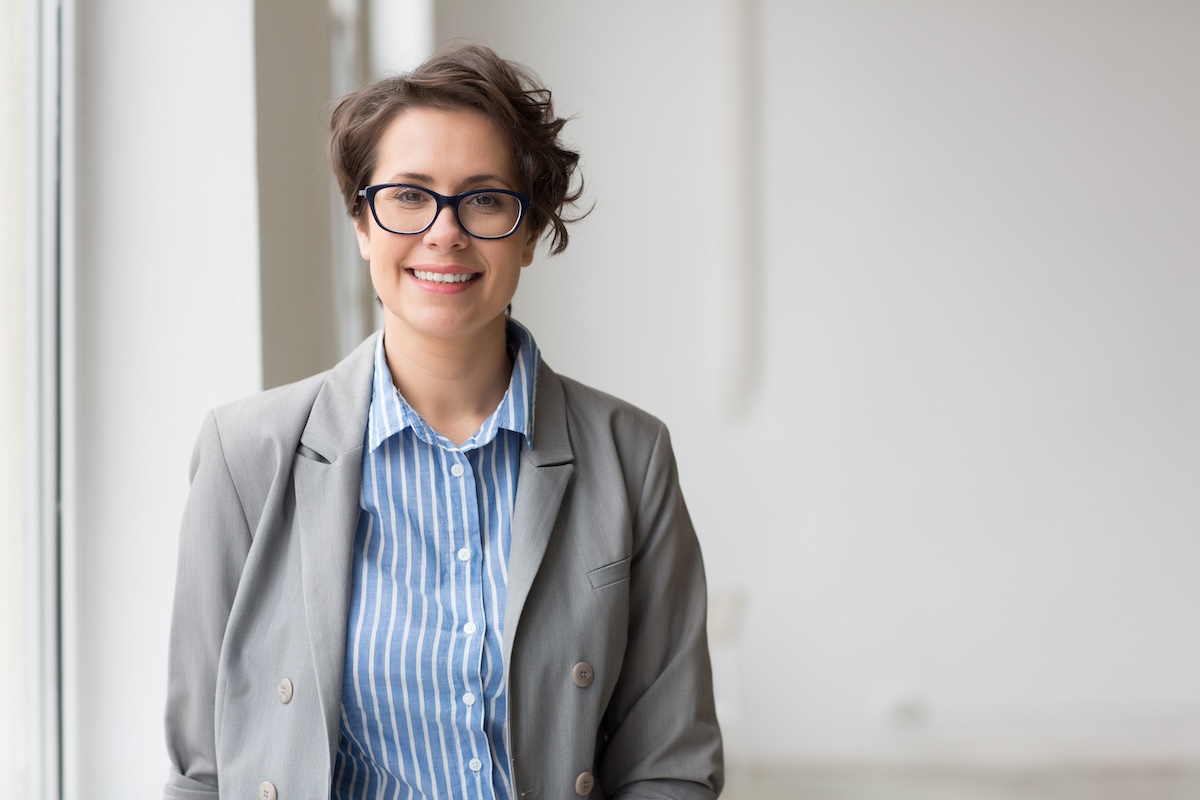 30 Professional Headshot Poses to Showcase Confidence and Personality ...